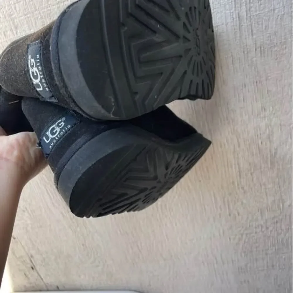 Size 8 tall Uggs - Picture 3 of 4